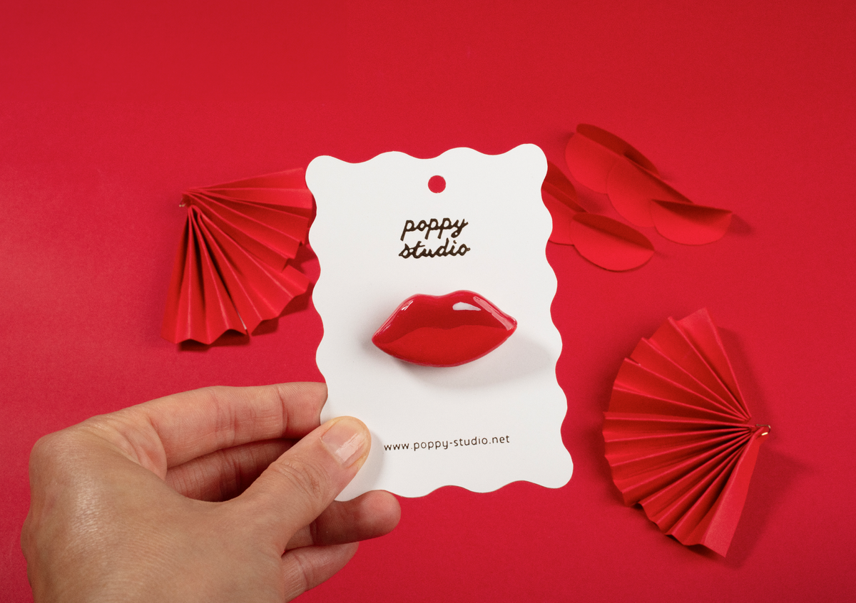 Lips brooch