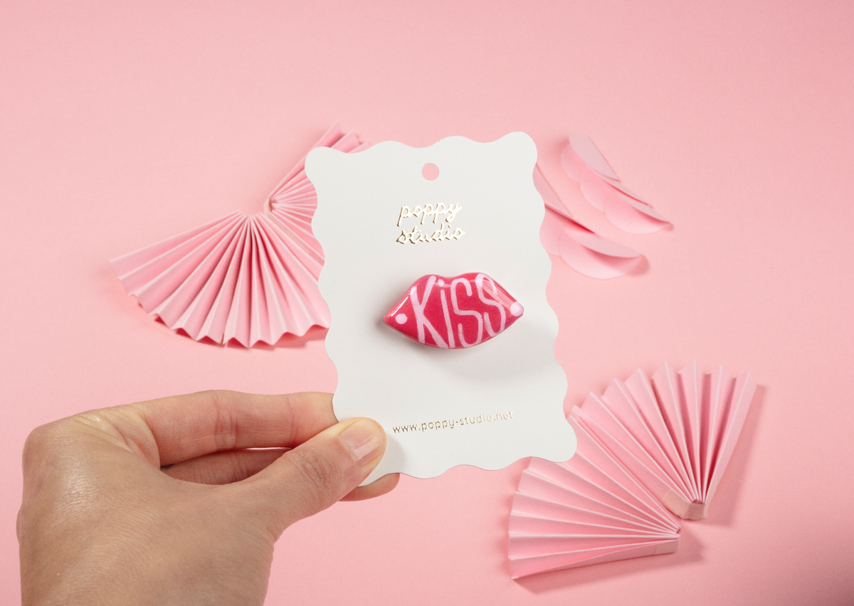 Kiss brooch