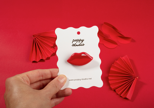 Lips brooch
