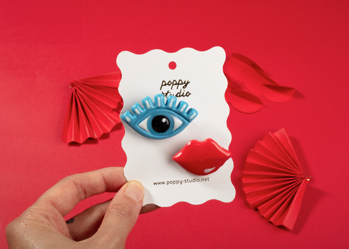 Wink & Kiss brooch set 1