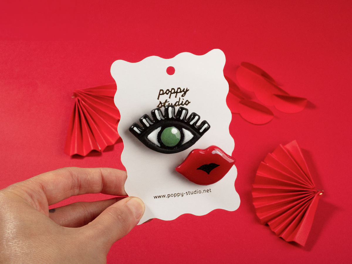 Wink & Kiss brooch set 2