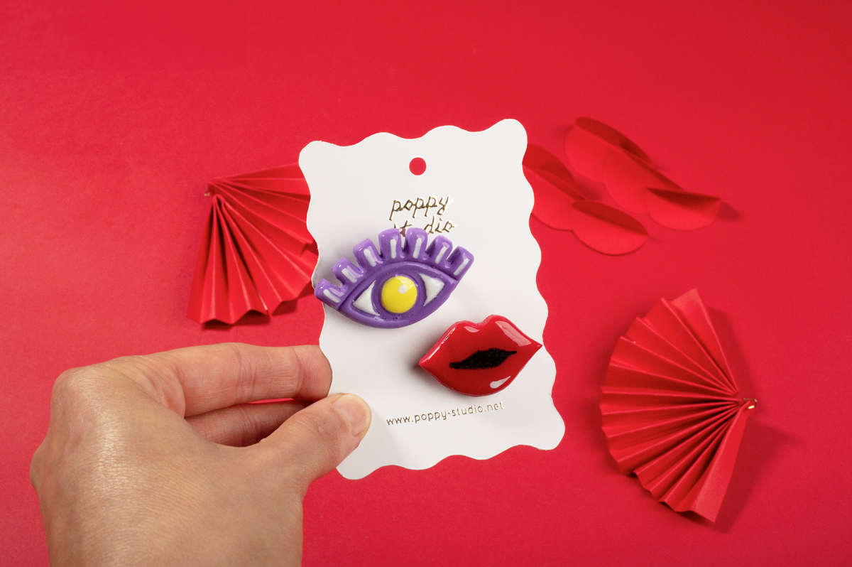 Wink & Kiss brooch set 3