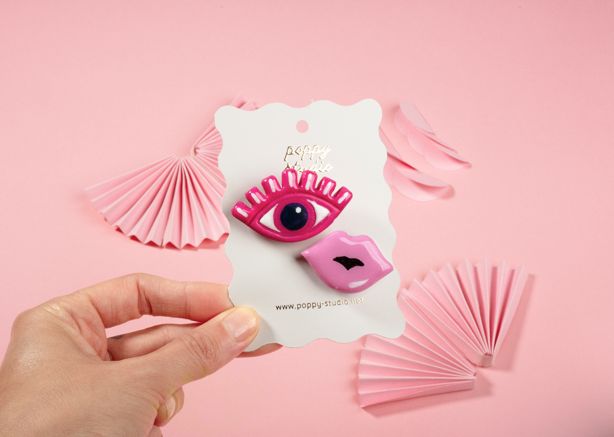 Wink & Kiss brooch set 4