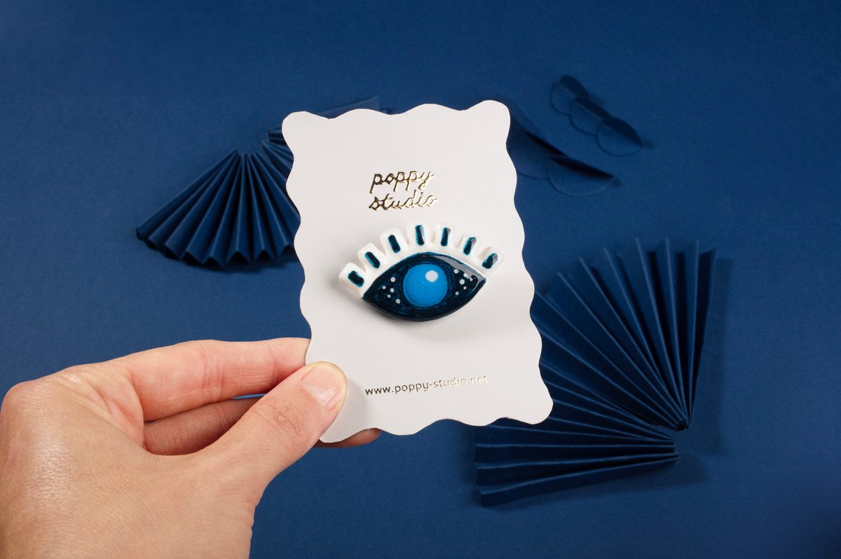 Wink brooch